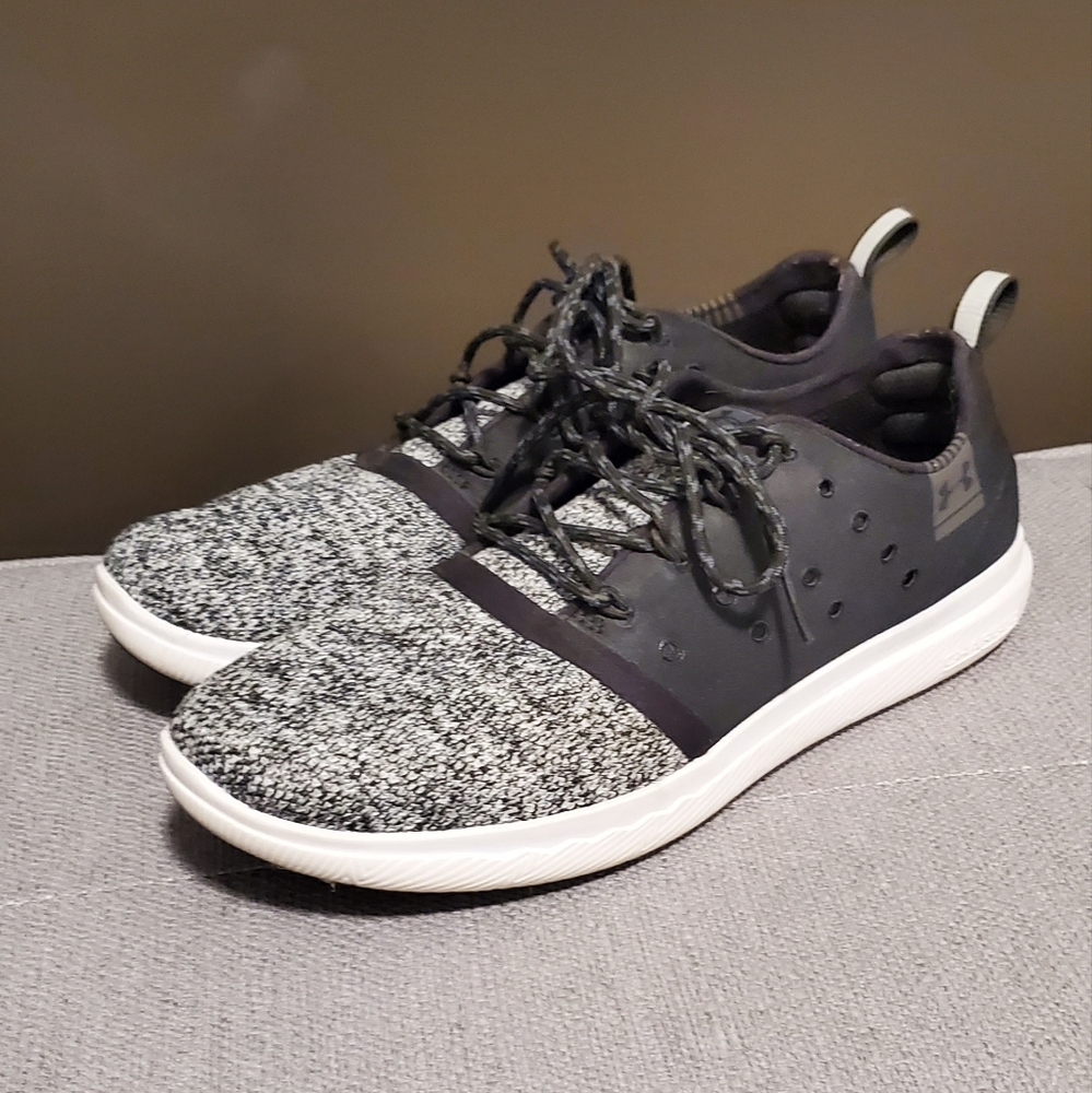 2/$50  🖤 like new Under Armour heathered black athletic shoes - sz 9